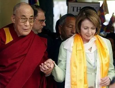 democracy2 องค์ ดาไล ลามะ ผู้เรียกร้องให้จีนก้าวสู่ประชาธิปไตย แต่เขาเองไม่สามารถกลับประเทศได้