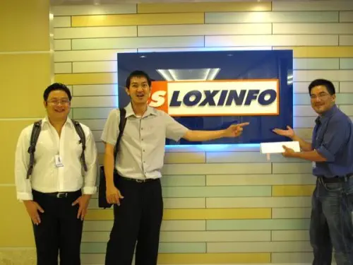 csloxinfo-2 คุณฉัตรเฉลิม วิศวกรผู้ชำนาญการด้านการปล่อยจรวดถ่ายรูปกับทีมงานไทเกอร์