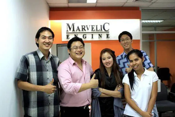 joomla TiGER ถ่ายรูปร่วมกับคุณนุ่น(managing Director ของ Marvelic) และ @Macroart