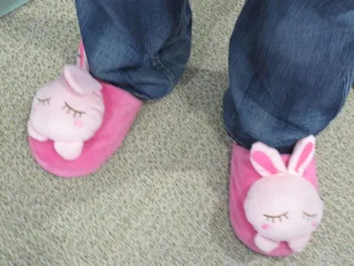 server-shoes รองเท้าสำหรับเปลี่ยนเข้าไปชม DATA CENTER ต่อจากนี้ถ่ายรูปไม่ได้แล้วครับ