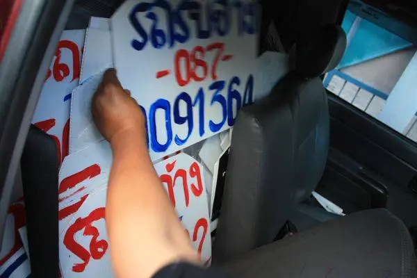 pick-up-3 ป้ายนับพันอันเต็มรถพร้อมที่จะหยิบมาติดได้ทันทีด้วยความรวดเร็วกว่าติดกระดาษโรเนียวที่ไม่ทนฝน