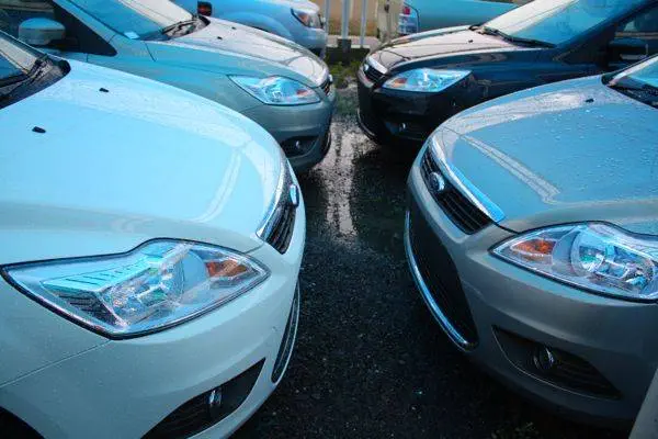 ford-focus-tdci-04 ส่วนผมเองเลยให้เซลล์แถมผ้าคลุมรถเอามาคลุมรถทีหลังสบายไป