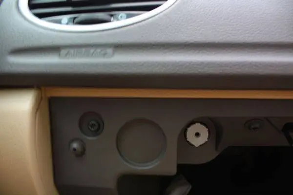 ford-focus-tdci-aux สีขาวๆรูปหกเหลี่ยมที่มุมขวานั่นเป็นช่องต่อเครื่องเล่น mp3 ภายนอก ( AUX แบบ Analog ธรรมดา )