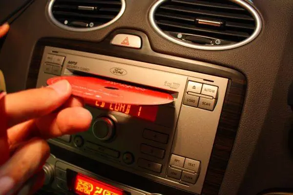 ford-focus-tdci-cd วิทยุซีดีเชนเจอร์เล่น mp3 ได้หกแผ่น จากภาพกำลังใส่แผ่น Michael Jackson mp3 ที่ซื้อมาจาก 7-11 แต่อัดมาห่วยมาก