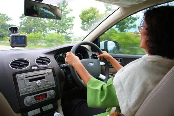 ford-focus-tdci-driving คุณแม่สามารถขับรถคนนี้ได้อย่างนิ่มนวลสบายๆ โดยไม่จำเป็นต้องรู้รายละเอียดเครื่องยนต์หรือเกียร์แต่อย่างใด
