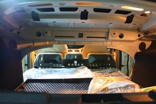 ford-focus-tdci-trunk ซูมเข้ามาใกล้กับที่เก็บของด้านหลังเมื่อพับเบาะนั้นกว้างขนาดเลี้ยง สุนัขได้ มีจุดติที่ที่ด้านหลังของเบาะไม่มีอะไรหุ้ม เป็นเหล็กพ่นสีเฉยๆ