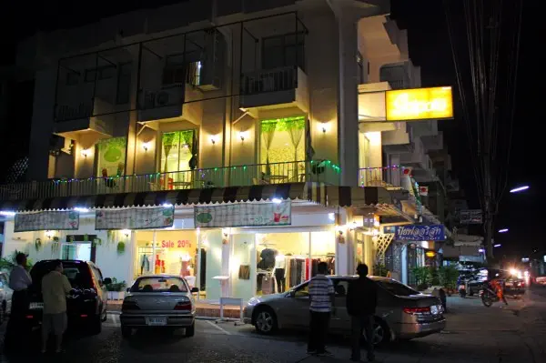 sss-gusta-01 ร้านอยู่ชั้นสองของตึกนี้ จะมีใครรู้มั้ยเนี่ย ยังไงจุดสังเกตคือป้ายสีน้ำตาล Gotpata ซึ่งเป็นป้ายของร้านข้างล่าง