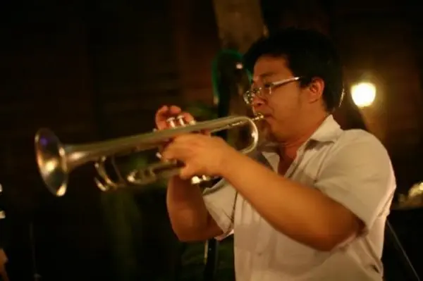 wawee-platong หัวเรือใหญ่ เจ้าแห่งดนตรีร้านกาแฟ Mr. Platong จาก plajazz.com อดีตหัวหน้าวง CU Band