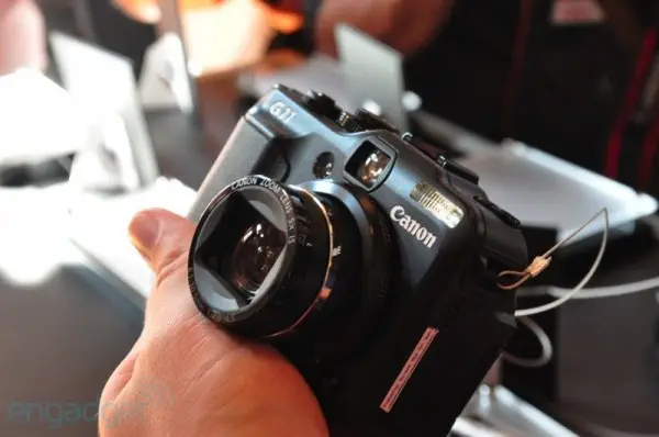 canon-g11-hands G11 เป็นกล้องคอมแพ็ครุ่นท็อป ขนาดกำลังดี