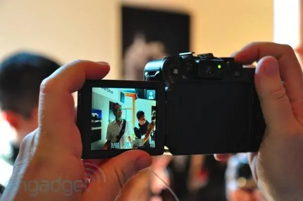 canon-g11-test G11 มีคุณภาพการสร้างที่ดีและน่าใช้ พร้อมจอแบบพับที่ดูเหมือนจะเล็กสำหรับยุคใหม่