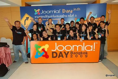 joomladay-1 ภาพคุณเม่นไปร่วมงาน Joomla Day (คนตัวใหญ่นั่งหลังป้ายด้านซ้าย)