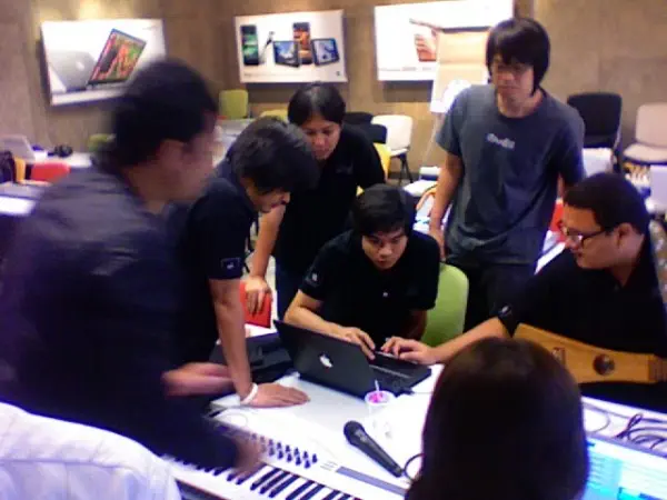 mac-training2 นักเรียนต้องหาทางexport เสียงจากเครื่อง Mac เครื่องหนึ่งไปยังอีกเครื่องผ่าน Soundcard สองตัว