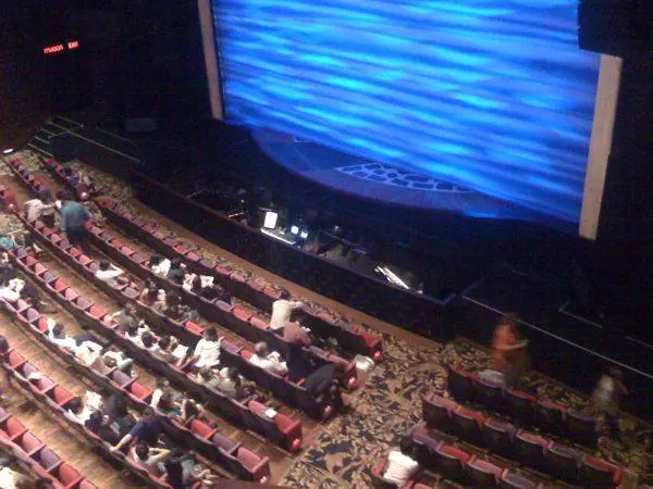 mamma-mia ตำแหน่งยืนของ Conducter อยู่หน้าเวทีที่มีคีย์บอร์ดและจอมอนิเตอร์ดังรูป พร้อมวงดนตรีอยู่ข้างใต้