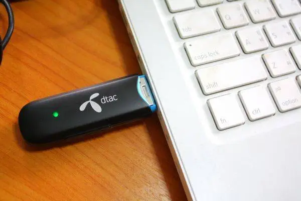 3G-DTAC เมื่อเสียบเข้ากับโน้ตบุ๊คจะมีไฟสีเขียวกระพริบ และเมื่อคอนเน็คได้จะเปลี่ยนเป็นสีฟ้าติดยาว