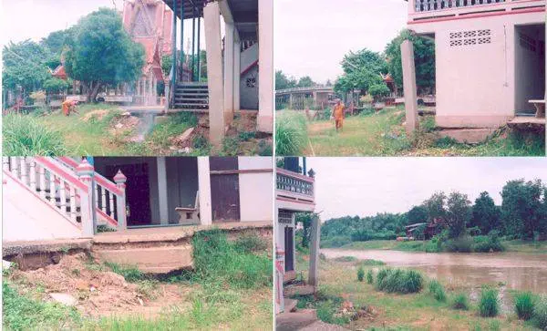ทำบุญ ในช่วงเวลาน้ำขึ้นหรือฝนตกหนักน้ำจะเซาะใต้ฐานศาลาการเปรียญจนพังไปหลายส่วนตามรูป