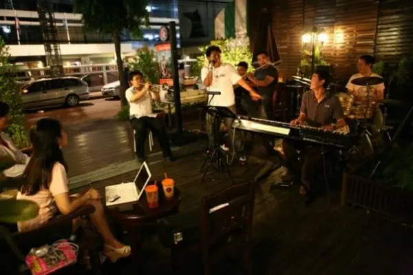 wawee-ihear-02 วง iHear ที่ร้านกาแฟ Wawee ช่วงหน้าฝน พร้อมนักดนตรีหลากหลายเป็นความลุ้นที่น่าประทับใจ