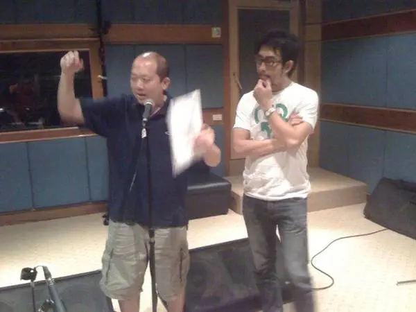 boyd-dee พี่บอยด์กำลัง Direct คิวและตัดสินใจเรื่องการต่อเพลง ด้านขวาคือพี่สายชล