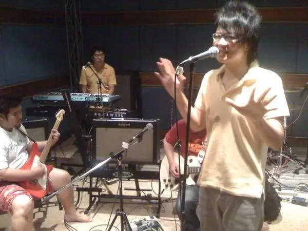 cutto-deeboyd คัทโตะ : ห้องซ้อมนี้มีความพิเสษตรงนักดนตรีและนักร้องหันไปด้านเดียวกันแบบบนเวทีจริง