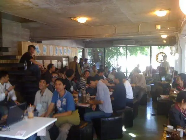 ihear3 บรรยากาศในงานมีคนมาเยอะกว่าที่คิด เพราะผมเห็นมันเงียบๆ ที่สำคัญ @iwhale มาด้วย