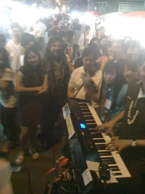 ihear7 เล่นที่ถนนคนเดิน คนมุงเยอะมาก @plajazz ถ่าย