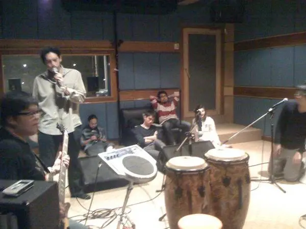 nop-boyddee พี่นพกำลังซ้อม และคนอื่นๆกำลังนั่งกดดันนักดนตรี