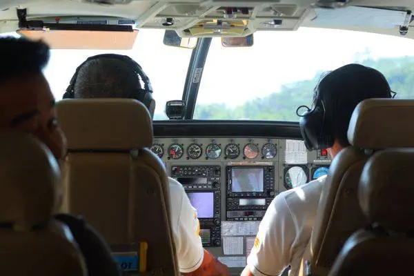 Cessna-208B-cabin ขณะเตรียม Landing ที่ปาย เห็นภูเขาอยู่ด้านหน้า ผู้โดยสารสามารถเห็นการทำงานได้ชัดเจน