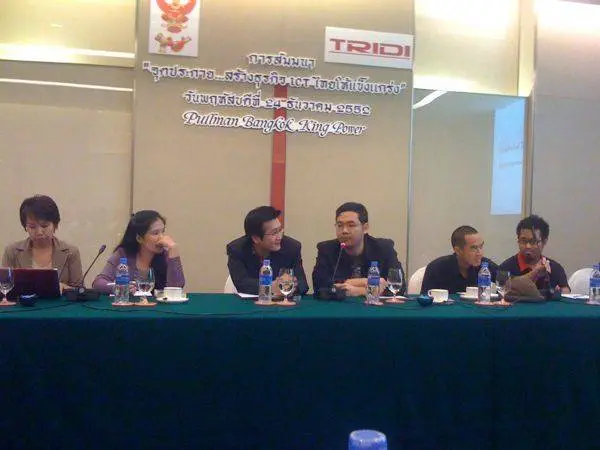 Markpeak @markpeak กำลังแนะนำตัวเอง ใต้ป้ายชื่องาน