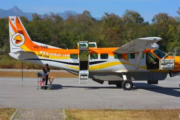 SGA-Mokmini-2 Cessna รุ่น 208B Grand Caravan ของ SGA Nokmini เจ้าหน้าที่กำลังเตรียมขนมอยู่
