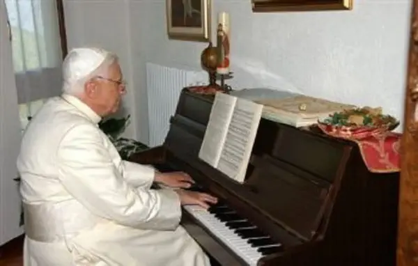 pope-piano ตัวอย่างมือเปียโนที่เล่นในโบสต์นั้นจะมีความเป็นนักดนตรีเข้มข้นกว่าความเป็นศิลปิน