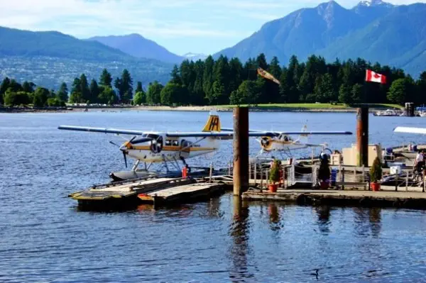 small-plane ในต่างประเทศนิยมใช้เครื่องบินเล็กกันมาก ตอนผมไป Vancouver เครื่องบินเล็กบินกันว่อนเลยครับ