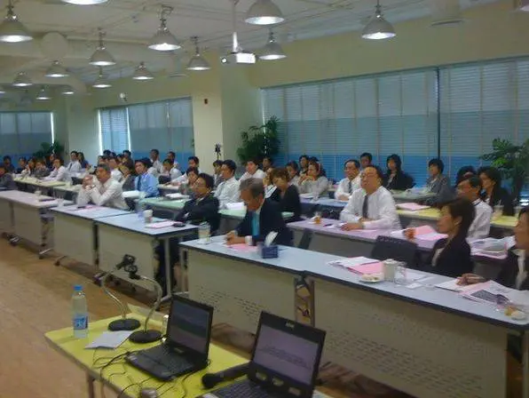 ผู้บริหารธนาคารเกียรตินาคินกำลังฟังการบรรยาย ผู้บริหารธนาคารเกียรตินาคินกำลังฟังการบรรยาย