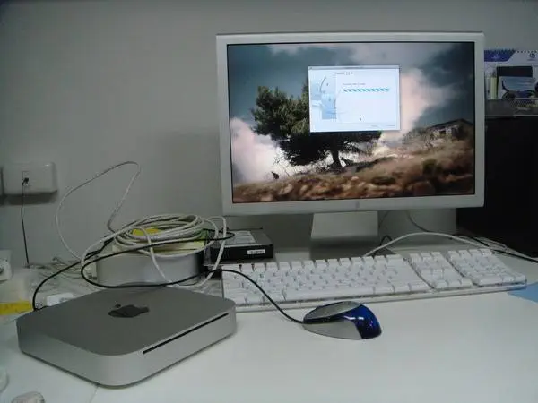 กำลัง install mac-mini ใหม่ ส่วนเครื่องเก่ากลายเป็นที่วางสายไฟซะแล้ว :P กำลัง install mac-mini ใหม่ ส่วนเครื่องเก่ากลายเป็นที่วางสายไฟซะแล้ว :P