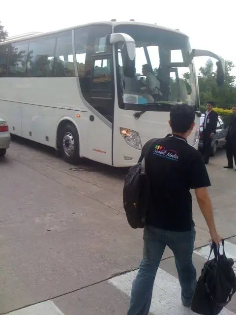 @markpeak กำลังเดินไปขึ้นรถบัสจัดโดย กทช. @markpeak กำลังเดินไปขึ้นรถบัสจัดโดย กทช.