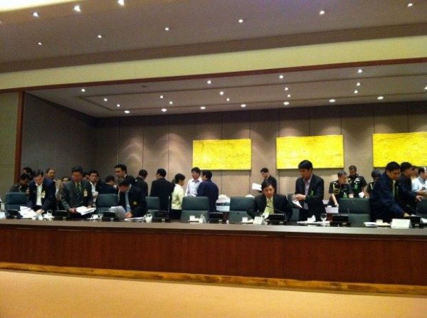 ประชุมเสร็จ ทุกคนไปคุยกันนอกรอบต่อ ประชุมเสร็จ ทุกคนไปคุยกันนอกรอบต่อ