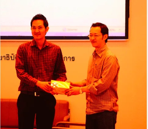 รับของที่ระลึกจากโซวบักท้ง ประธาน ThaiSeoBoard ซึ่งเป็นเพื่อนสมัยเรียน"โลหการ"กับผม รับของที่ระลึกจากโซวบักท้ง ประธาน ThaiSeoBoard ซึ่งเป็นเพื่อนสมัยเรียน"โลหการ"กับผม