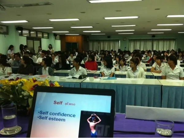 บรรยากาศการเสวนา มีนิสิตที่เรียนจิตวิทยาเข้าฟังเยอะมาก บรรยากาศการเสวนา มีนิสิตที่เรียนจิตวิทยาเข้าฟังเยอะมาก