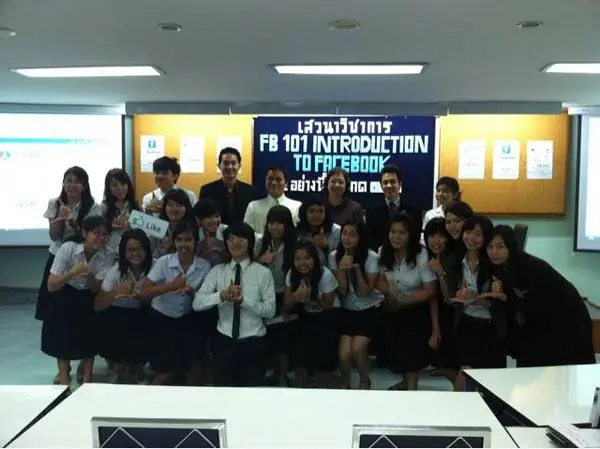 ถ่ายกับวิทยากรอีกสองท่าน อาจารย์และนิสิตเกษตร ถ่ายกับวิทยากรอีกสองท่าน อาจารย์และนิสิตเกษตร