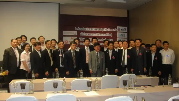ชาว Intania Leadership Network ถ่ายรูปร่วมกับคุณทองมา ผมเองโดนบังมิดเลย ชาว Intania Leadership Network ถ่ายรูปร่วมกับคุณทองมา ผมเองโดนบังมิดเลย