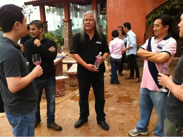 คุณสุรชัย เจ้าของไร่องุ่นใส่ชุดสีชมพู เคยเป็น Executive Producer ของมาลีวัลย์ชุดที่ Larry Carlton อัดกีต้าร์ คุณสุรชัย เจ้าของไร่องุ่นใส่ชุดสีชมพู เคยเป็น Executive Producer ของมาลีวัลย์ชุดที่ Larry Carlton อัดกีต้าร์