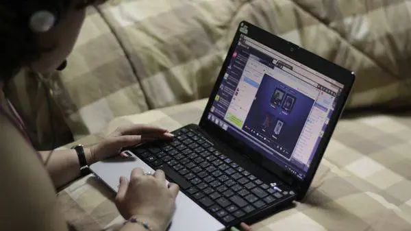 ขณะประชุมงานด้วย Skype ขณะประชุมงานด้วย Skype