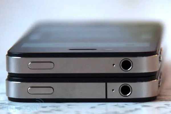 iPhone 4S ตัวด้านบน จะไม่มีเส้นกรอบ และหูฟังเยื้องไปเล็กน้อยครับ iPhone 4S ตัวด้านบน จะไม่มีเส้นกรอบ และหูฟังเยื้องไปเล็กน้อยครับ