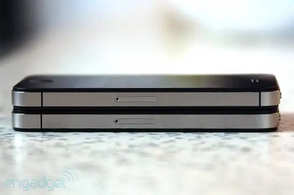 ตัวเครื่อง iPhone 4S อีกด้าน มีความแตกต่างด้านกรอบเสาอากาศเช่นกัน ตัวเครื่อง iPhone 4S อีกด้าน มีความแตกต่างด้านกรอบเสาอากาศเช่นกัน