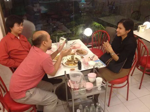 ยังไม่จบ เราจึงไปร้านข้าวต้มเหลาเหลาซึ่งอยู่ใกล้ กสทช กันต่อ ยังไม่จบ เราจึงไปร้านข้าวต้มเหลาเหลาซึ่งอยู่ใกล้ กสทช กันต่อ
