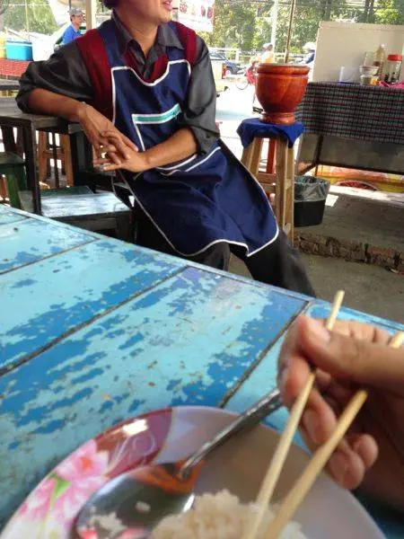 นั่งคุยกับเจ้าของร้านส้มตำท่าทางดี ที่นี่เขากินส้มตำกะข้าวสวย ไม่มีข้าวเหนี่ยวนะ นั่งคุยกับเจ้าของร้านส้มตำท่าทางดี ที่นี่เขากินส้มตำกะข้าวสวย ไม่มีข้าวเหนี่ยวนะ