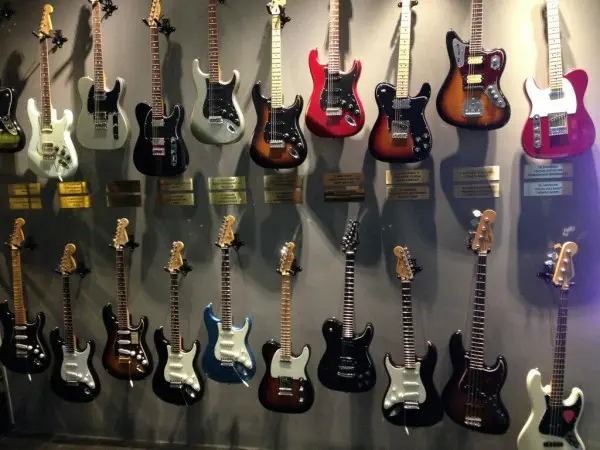 กีต้าร์มีให้เลือกมากมาย โดยส่วนใหญ่เป็น fender รุ่นมาตรฐาน กีต้าร์มีให้เลือกมากมาย โดยส่วนใหญ่เป็น fender รุ่นมาตรฐาน
