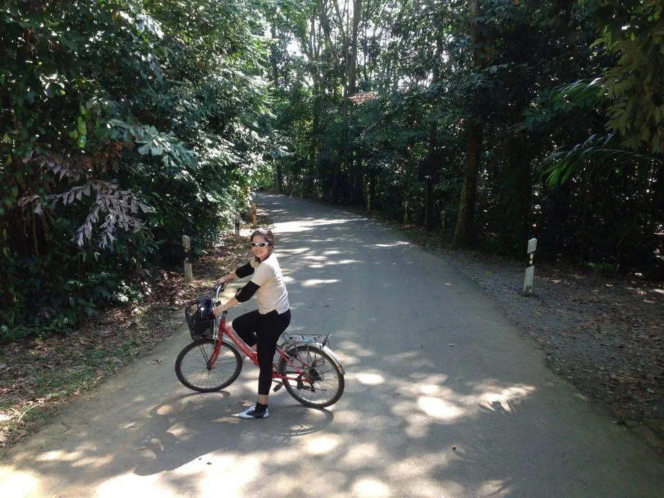 ทางขี่จักรยาน บางช่วงร่มรื่นแบบนี้ ไม่มีรถยนต์มาวิ่งให้เสียอารมณ์