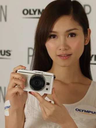 olympus_ep1_5 สาวจีนกับ E-P1 ภาพนี้ถ่ายด้วย E-P1 ด้วยนะ