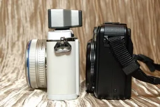 olympus_ep1_canon-g10-2 ในภาพ E-P1 เล็กกว่าอย่างเห็นได้ชัดถ้าไม่ได้ติดตั้ง View finder สำหรับเลนส์มุมกว้างด้านบน