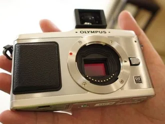 olympus_ep1_test ขนาดของ E-P1 เมื่อเทียบกับฝ่ามือ