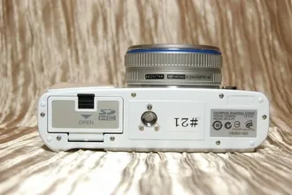 olympus_ep1_tripod ช่องใส่ขาตั้งกล้องที่อาจมีปัญหาชนกับเลนส์ขนาดใหญ่ที่ไม่ได้ดีไซน์มาเฉพาะ E-P1